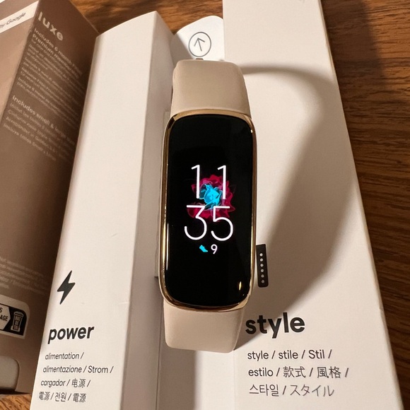 Fitbit Luxe White & Gold - Picture 3 of 4